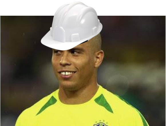 Jogador de futebol com capacete de engenheiro